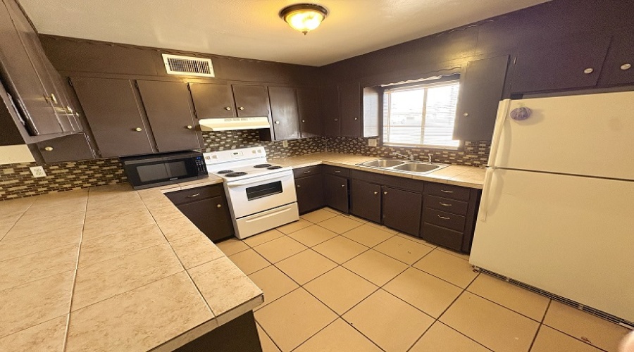 800 W 28th St., Yuma, Arizona 85364, 5 Bedrooms Bedrooms, 0 ,3 BathroomsBathrooms,Single Family Home,For Rent,0,1157