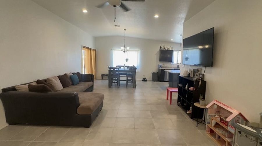 11633 E 33rd St, Yuma, Arizona 85367, 3 Bedrooms Bedrooms, ,2 BathroomsBathrooms,Single Family Home,For Rent,1928